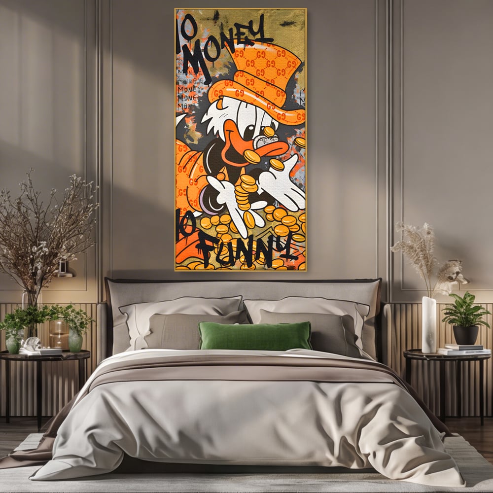 Tablou canvas cu tablou canvas cu rata stilizata, in rama de aluminiu auriu, pe perete intr-un dormitor